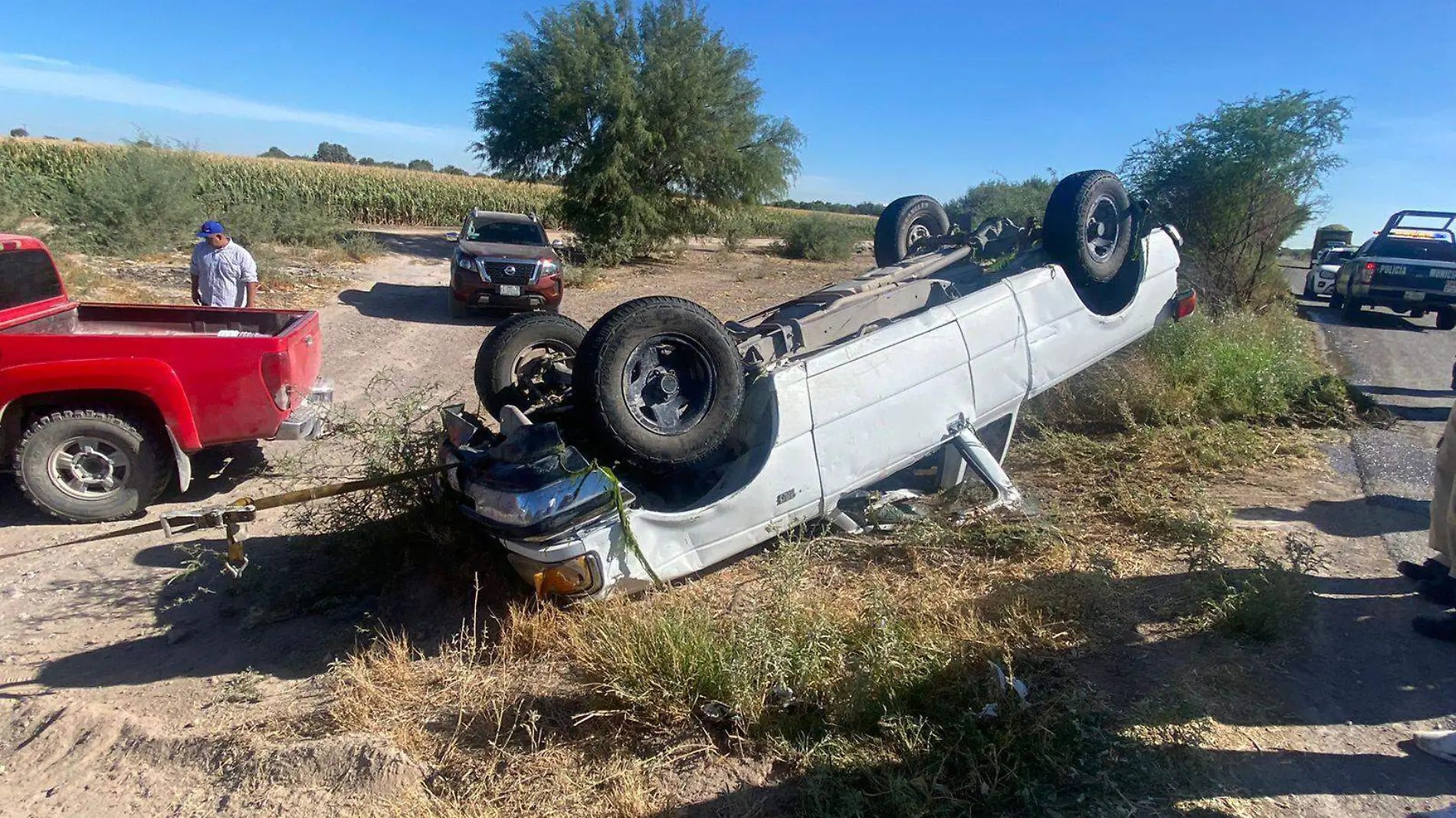 Camioneta cae al canal de riego